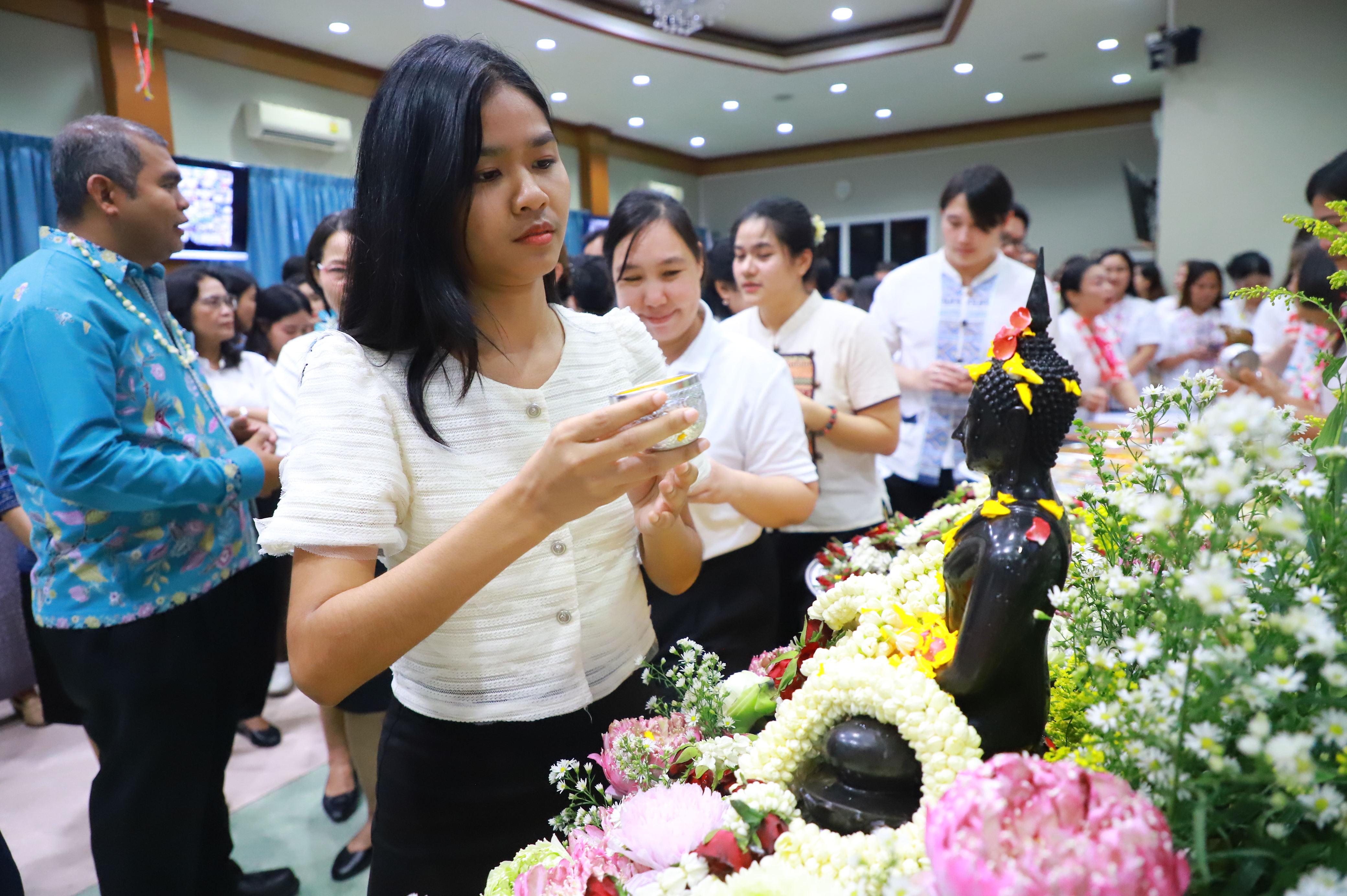 title - ชุ่มฉ่ำ! ชาว ส.ป.ก. ร่วมสรงน้ำพระพุทธรูป และรดน้ำขอพรผู้บริหาร เนื่องในประเพณีวันสงกรานต์ ประจำปี 2569 บรรยากาศเต็มไปด้วยความชื่นมื่นชุ่มฉ่ำ